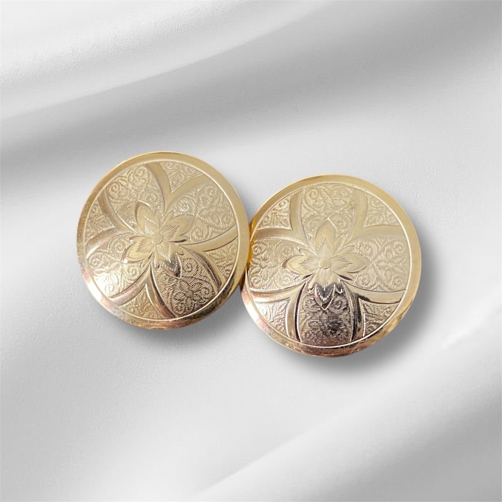 A vintage Elegant Gold Floral Earrings